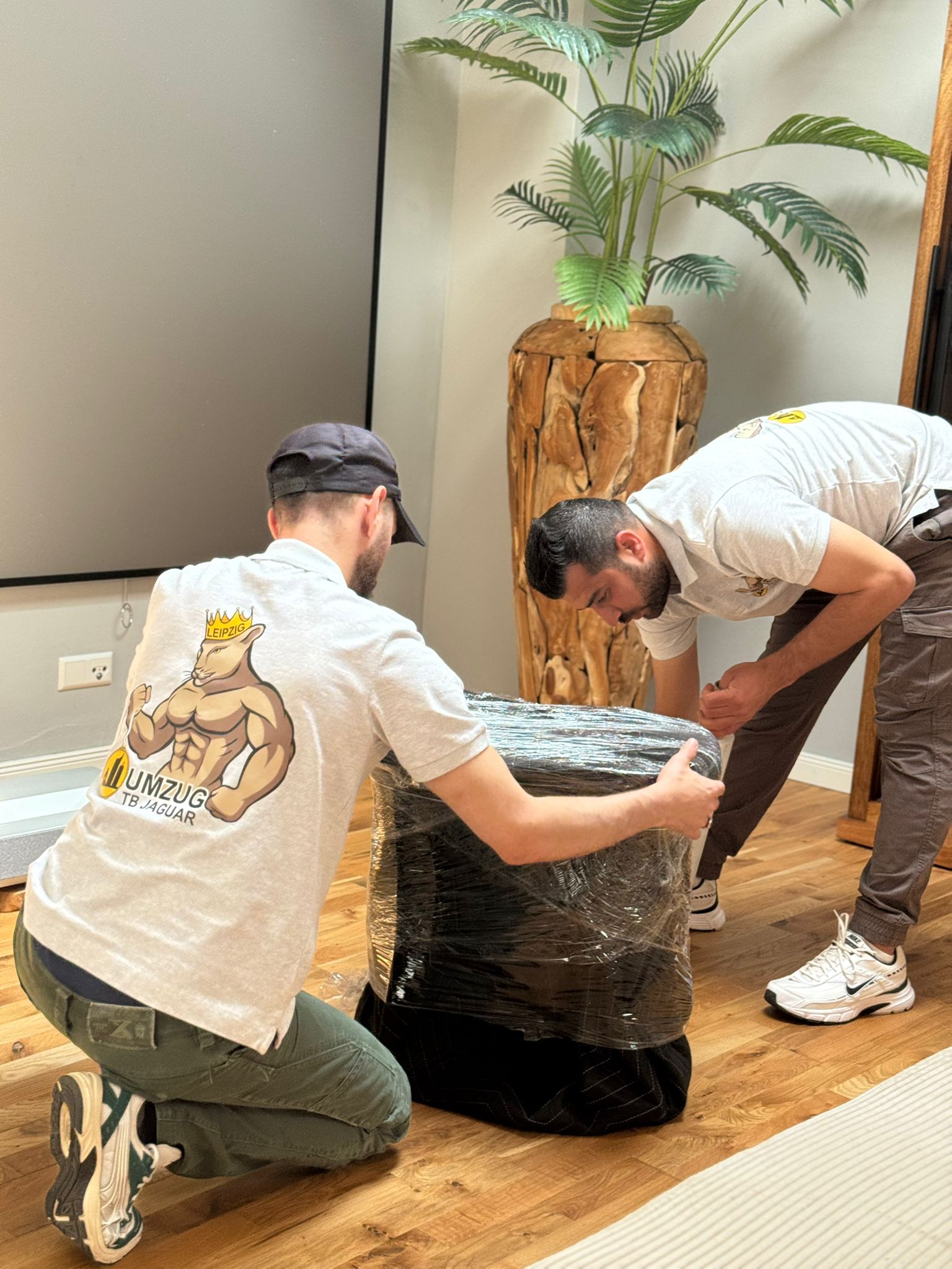 Aufbau eines Schranks durch unser Team in Frankfurt